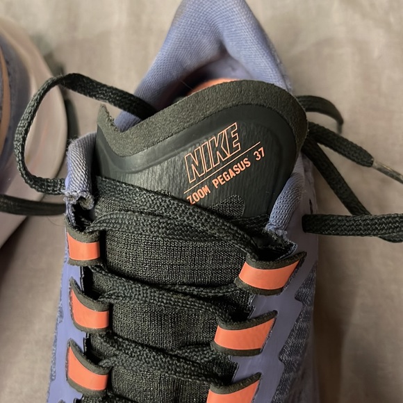 Nike sneakers, kids size 4, like new - Picture 2 of 12